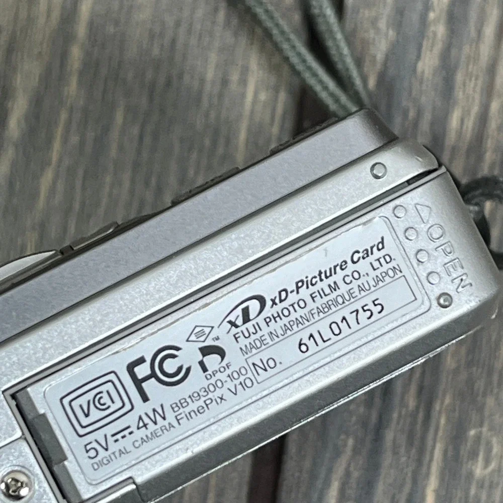 Fujifilm FinePix V10 Digital Camera Silver 5.1MP 3in LCD Retro Y2K